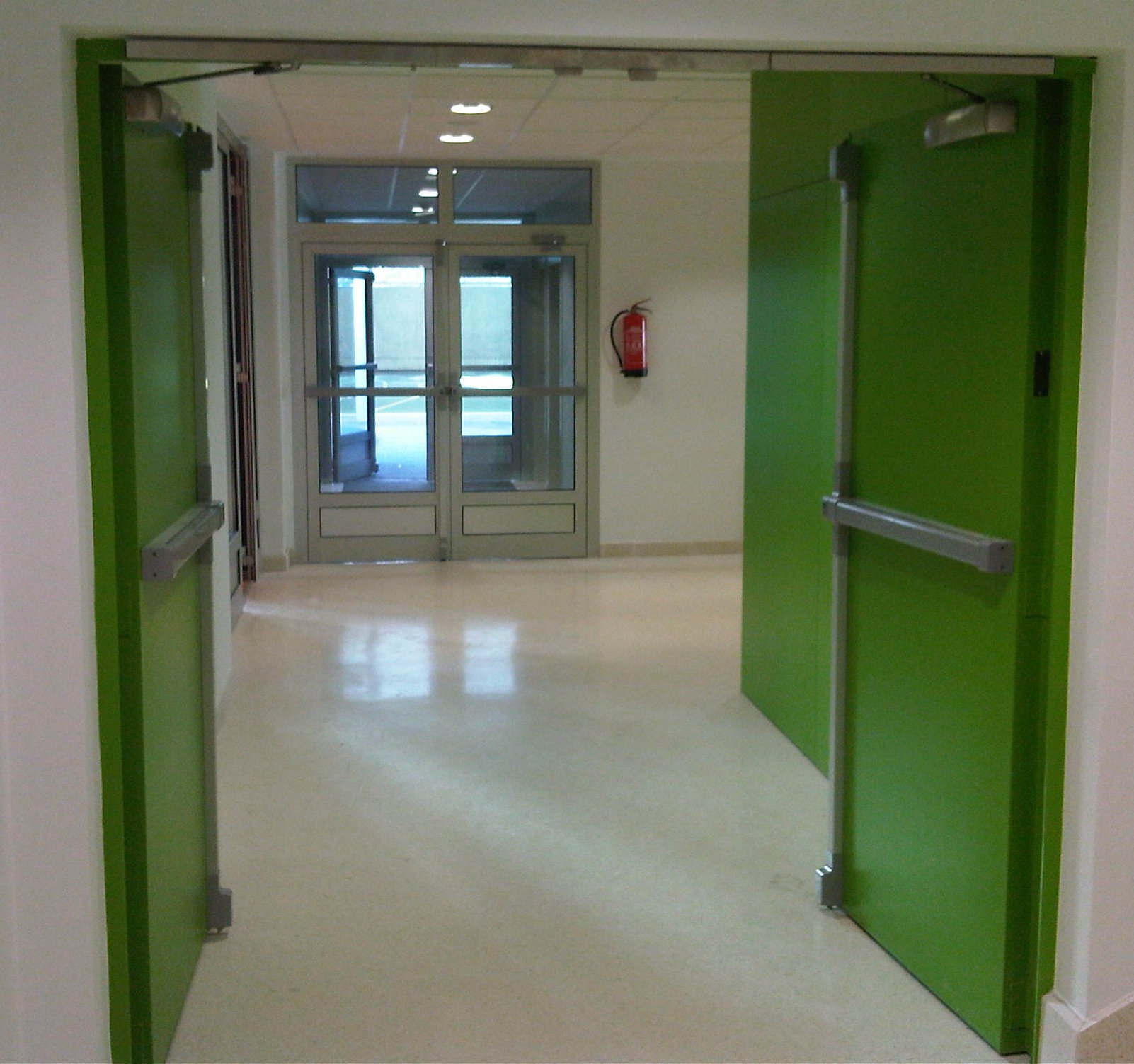 Puertas antipanico abiertas